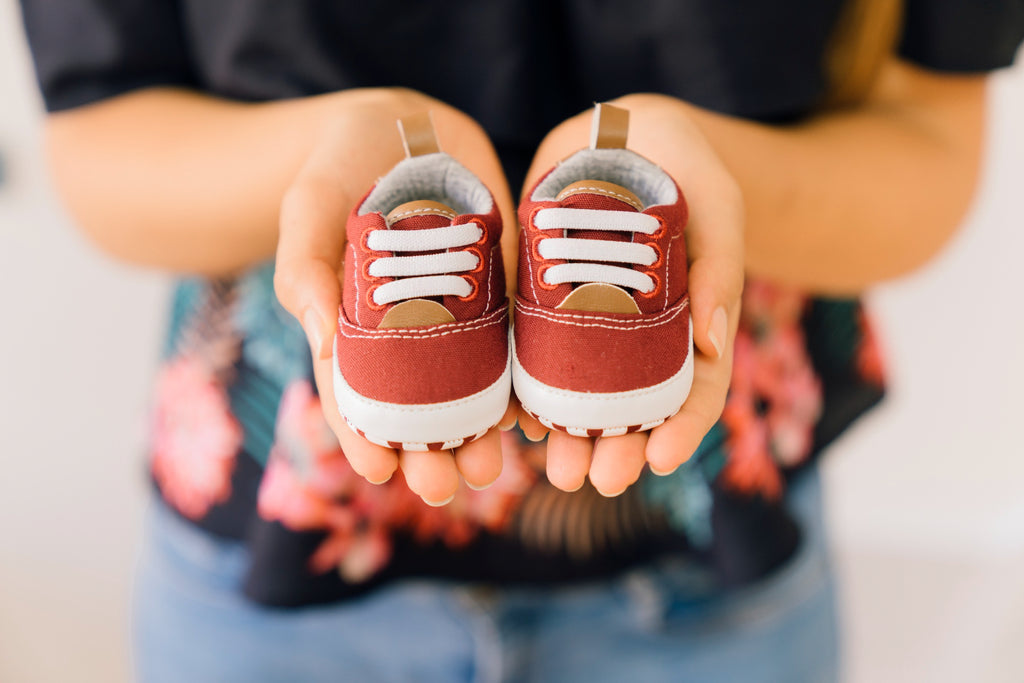How to choose comfortable and safe footwear for newborns and infants?