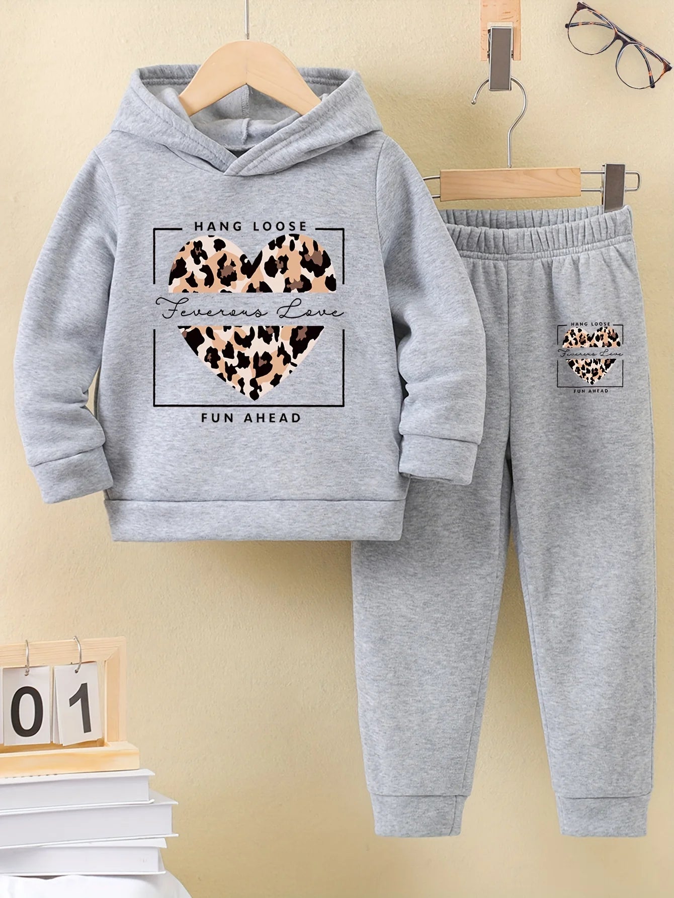 Little Girls' Fall/Winter Warm Printed Hoodie and Sweatpants Set childrensterritory