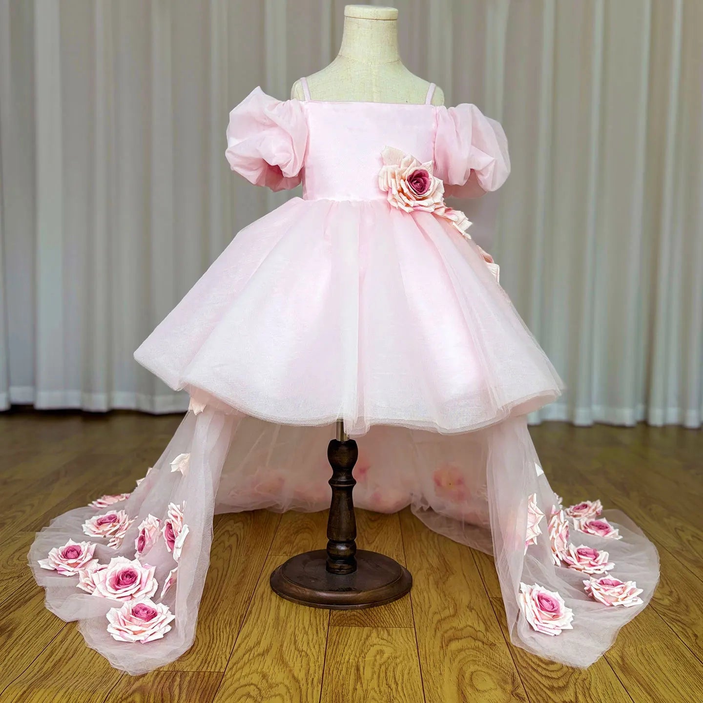 Off-Shoulder Tulle Wedding Party Gowns with Flowers for Girls